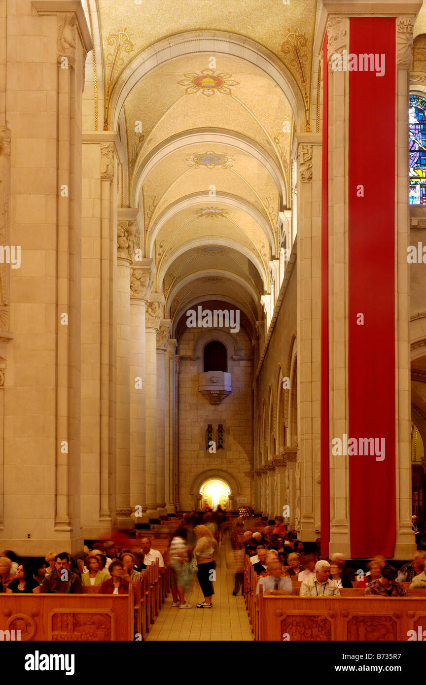 Leute sitzen warten auf Masse im Inneren der Kathedrale am Ste Ane de Beaupre in Quebec Stockfoto