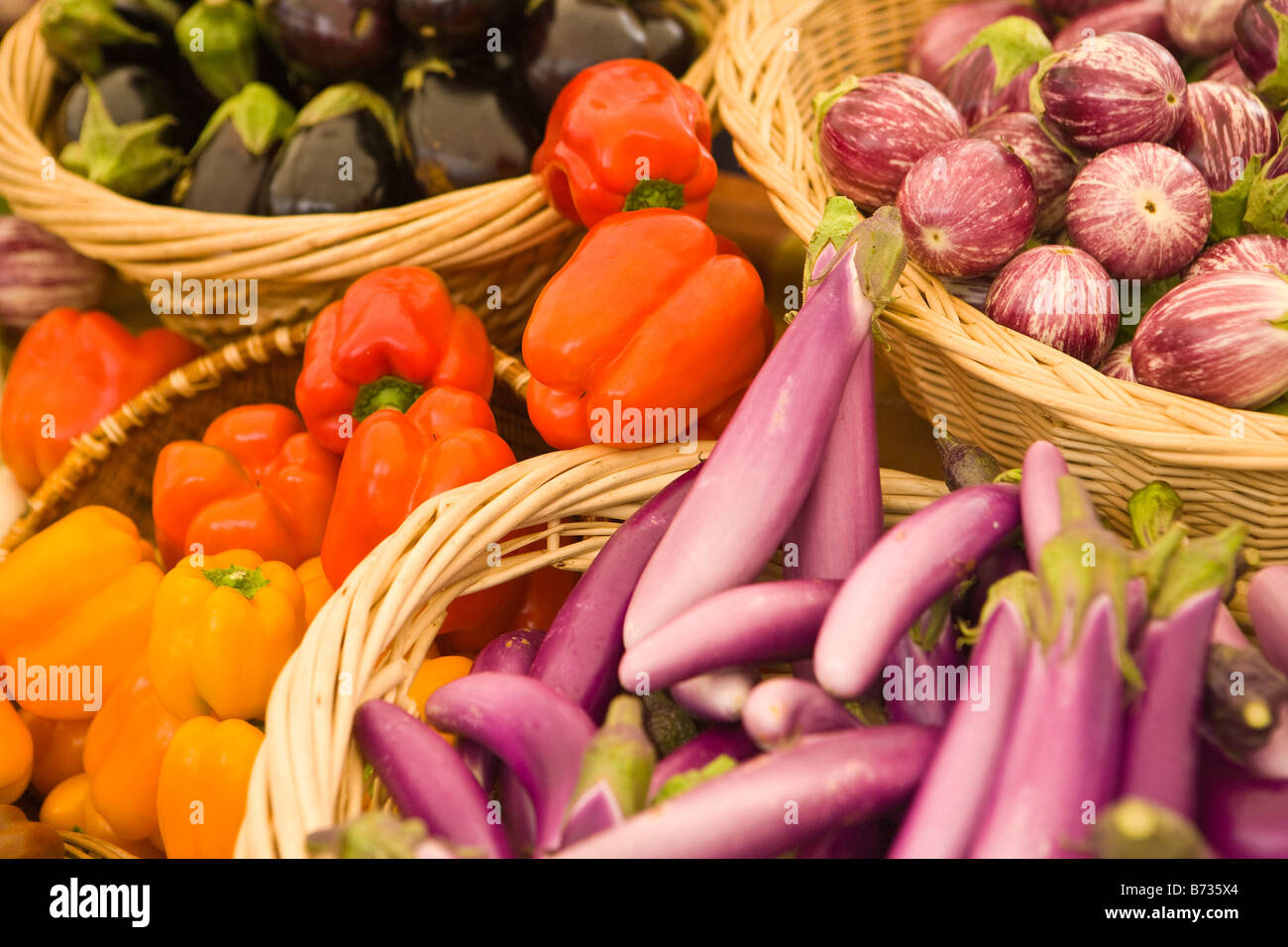 Paprika und Sorten von Auberginen Bauern Markt Santa Barbara Kalifornien Stockfoto