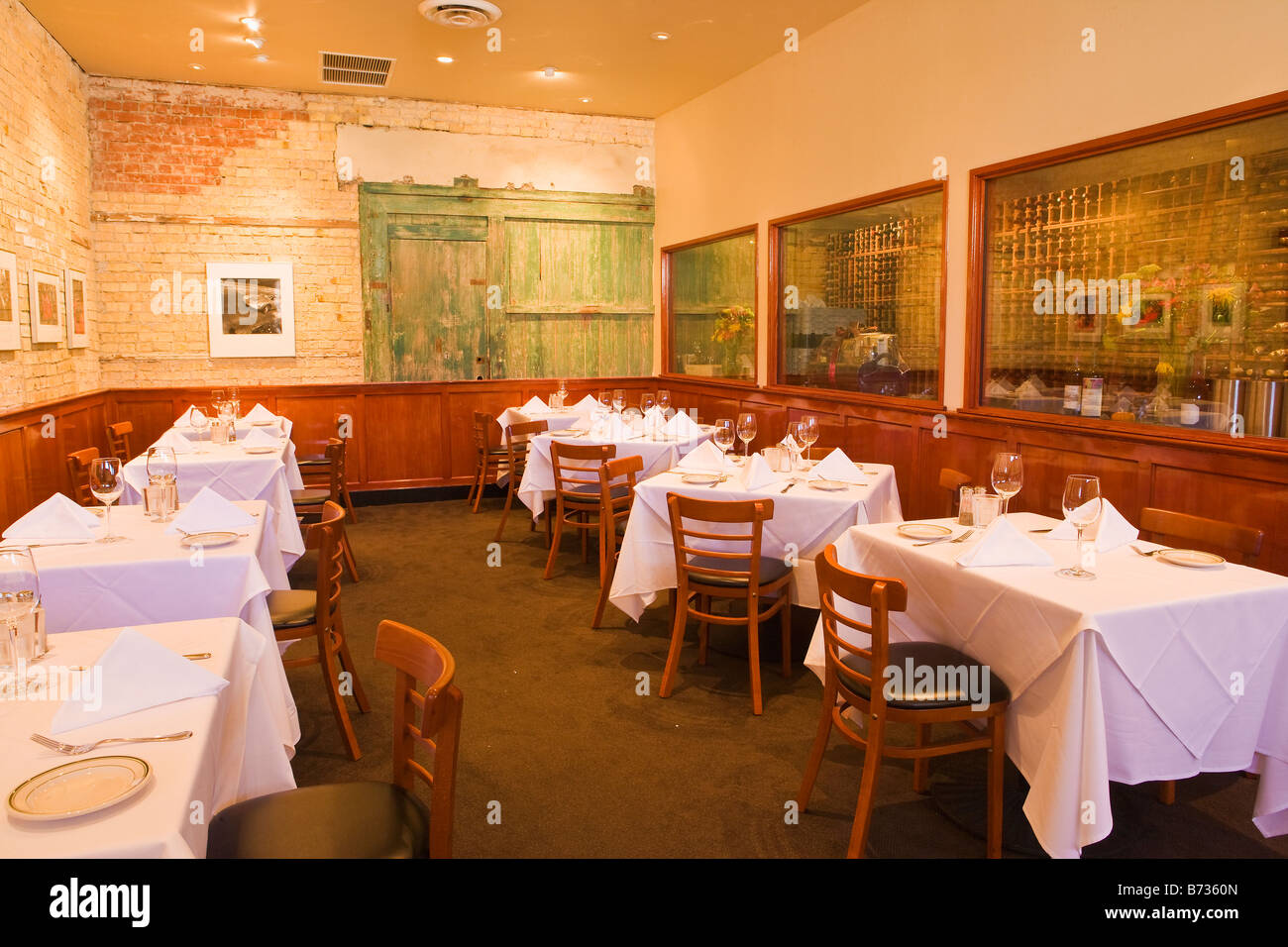Essbereich mit Blick auf die Weinstube Slys Restaurant Carpinteria Kalifornien Vereinigte Staaten von Amerika Stockfoto