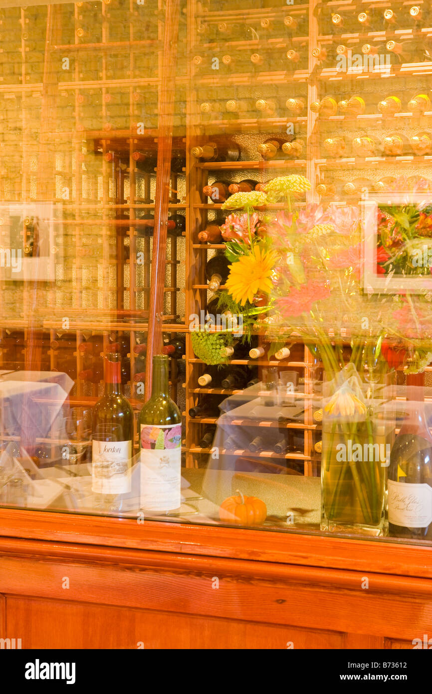 Weinstube mit dem Essbereich spiegelt sich im Fenster Slys Restaurant Carpinteria Kalifornien Vereinigte Staaten von Amerika Stockfoto