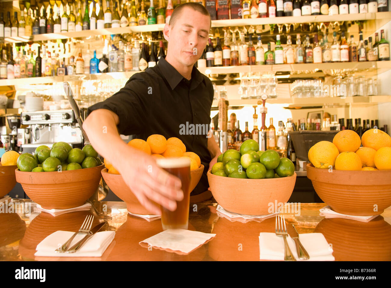 Barkeeper schüttet ein Bier vom Fass an der hungrigen Katze Restaurant Santa Barbara Kalifornien Stockfoto