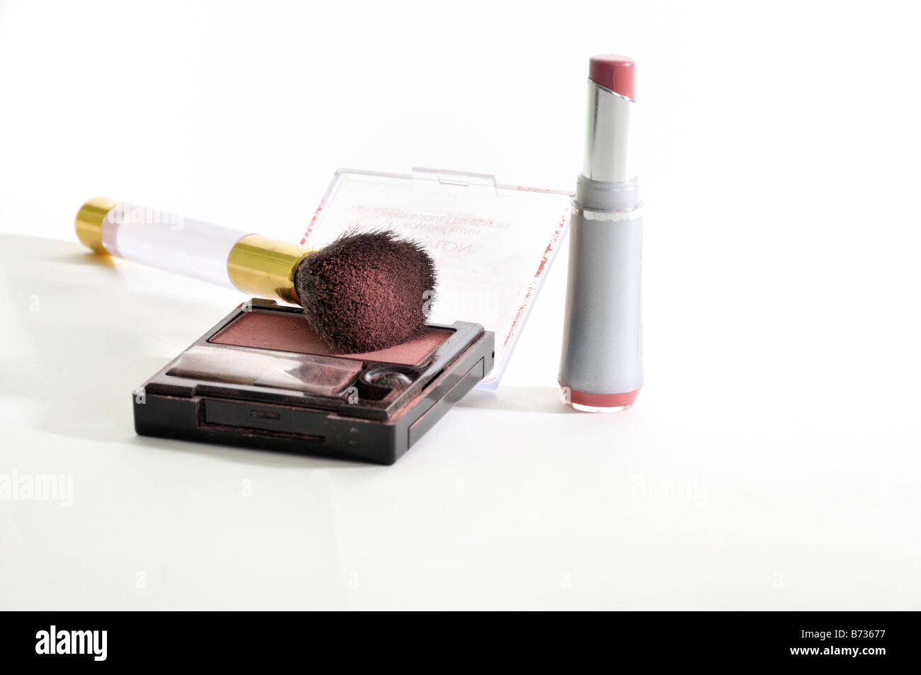 Kosmetik, bestehend aus Blush, eine Bürste und ein Schlauch der Lippenstift auf einem weißen Hintergrund. USA. Stockfoto