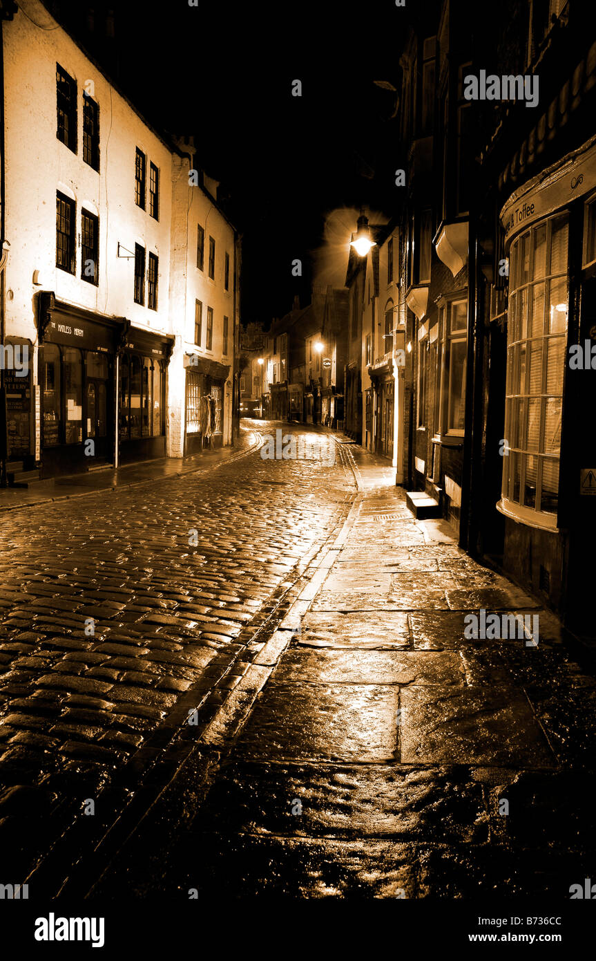 Sepia getönten Bild der alten gepflasterten Straße an einem regnerischen Abend Stockfoto