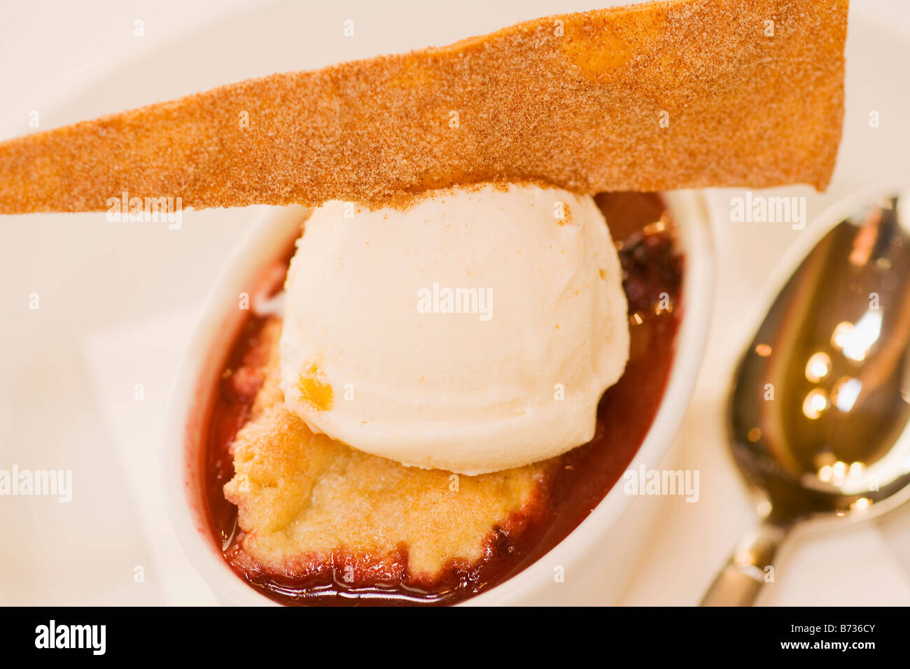 Pfirsich und Blackberry Schuster mit Pfirsich Eis und Zimt-Zucker Tortilla knusprig Brooks Restaurant Ventura Kalifornien Stockfoto