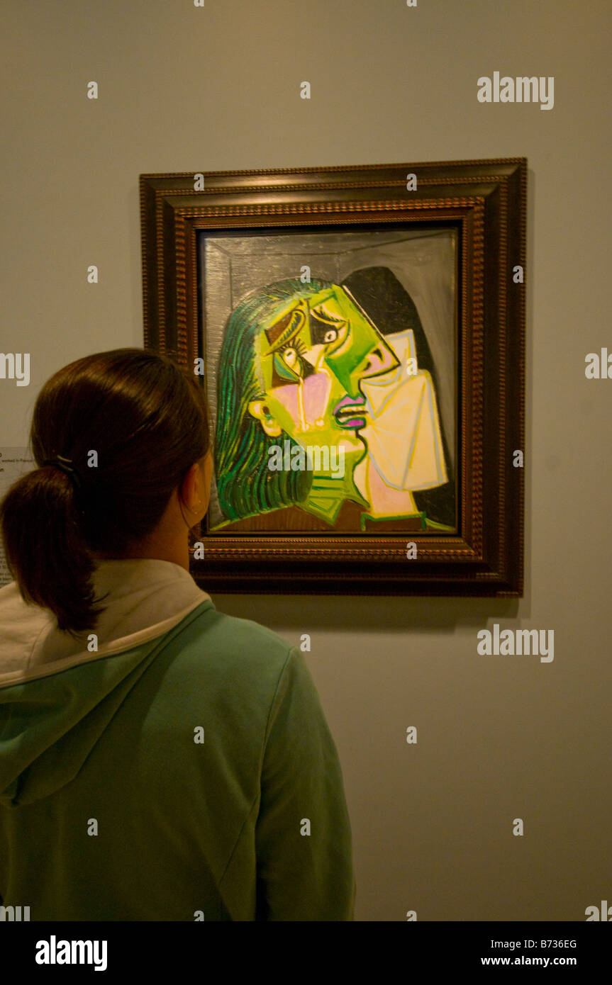 Mädchen auf der Suche bei Picasso s Gemälde Frau mit Riss in der National Gallery of Victoria Stockfoto