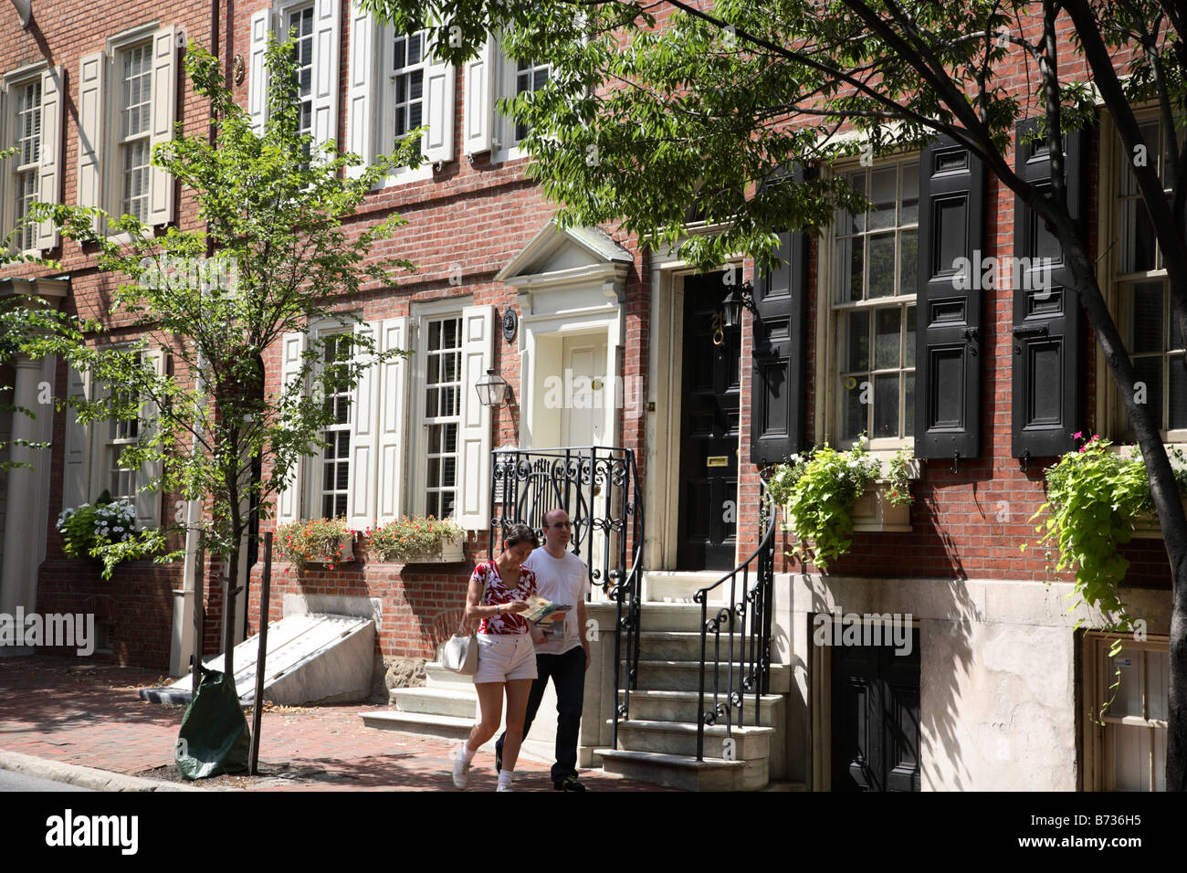 Ein paar Wandern und betrachtet man als Tourist guide auf Delancey Street Philadelphia im Stadtteil Society Hill Stockfoto