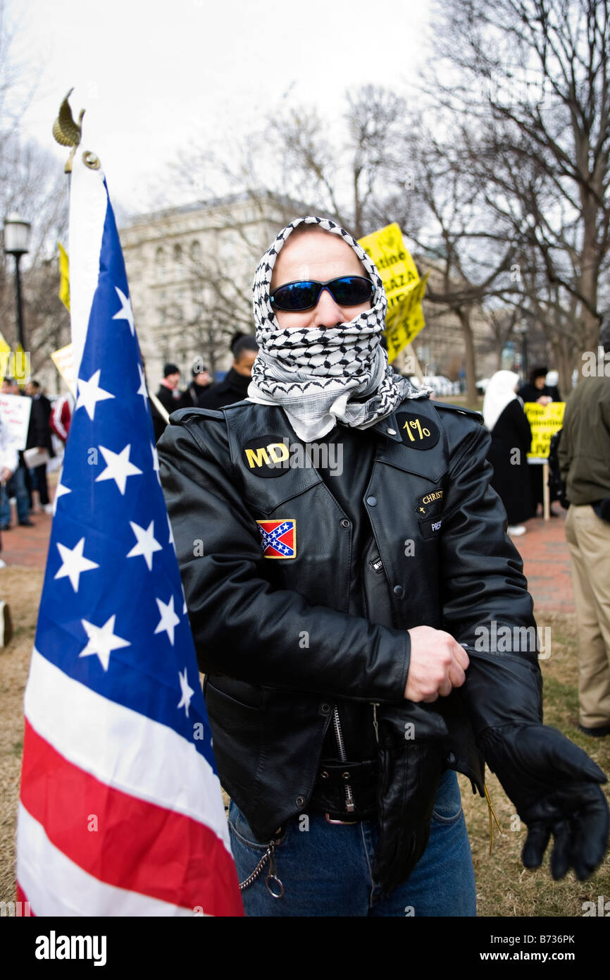 Ein Mann in Verkleidung mit einer amerikanischen Flagge Stockfoto