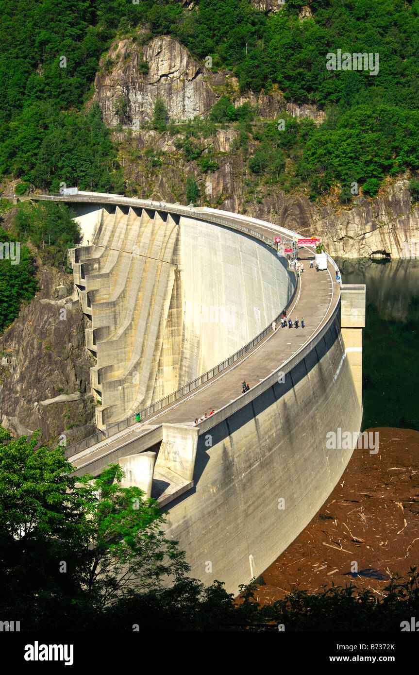 Bogenstaumauer Beschlagnahme Flusses Verzasca erstellen den See Lago di Vogorno, Valle Verzasca Tal, Selvatica, Tessin, Schweiz Stockfoto
