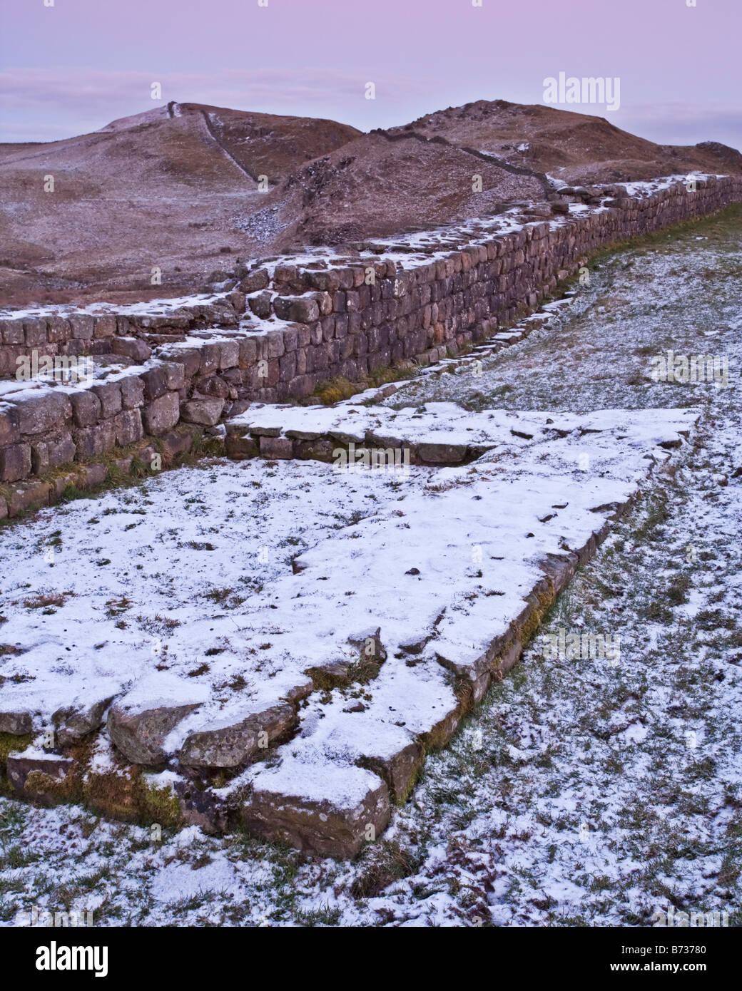 Winterliche Szene in der Nähe der Überreste des Revolvers 41A in der Nähe von Caw Lücke am Hadrianswall, Nationalpark Northumberland, England Stockfoto