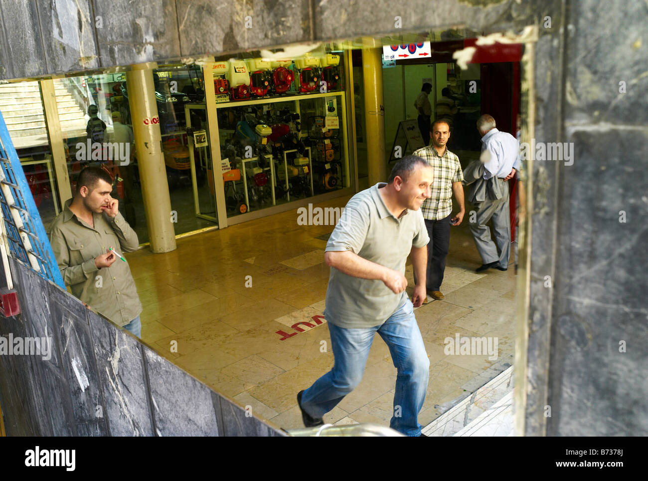 1. Juli 2008 spiegeln vier Männer in einem unterirdischen Gang in Istanbul Türkei Stockfoto