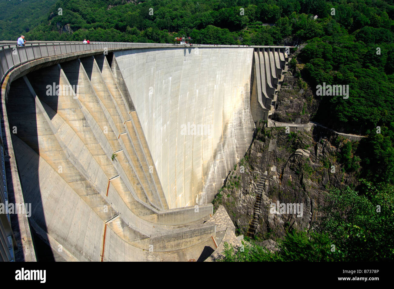 Contra-Damm mit Überläufe auf jeder Seite Bogen, Damm des Sees Lago di Vogorno im Tal Valle Verzasca, Tessin, Schweiz Stockfoto