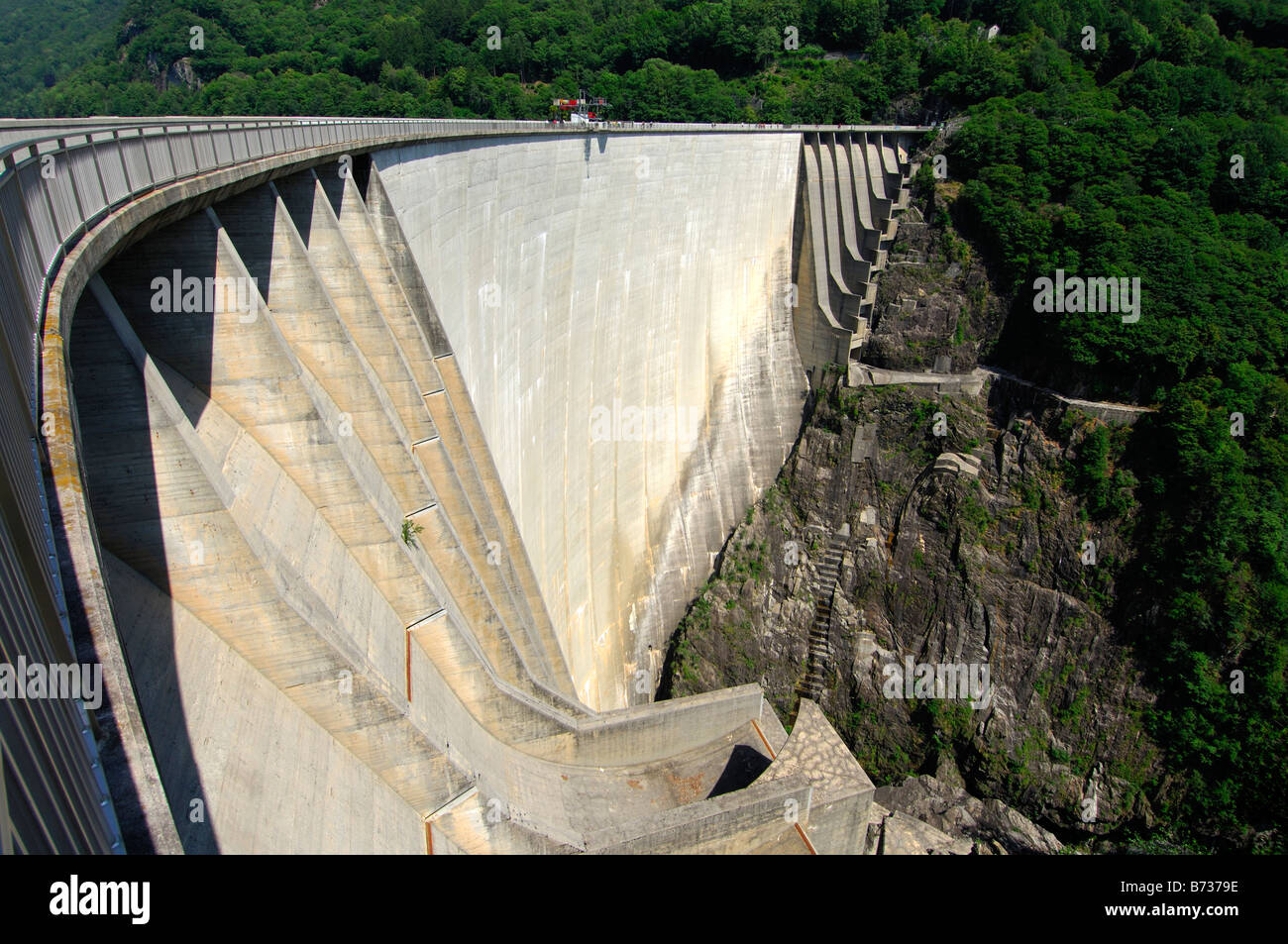 Contra-Damm mit Überläufe auf jeder Seite Bogen, Damm des Sees Lago di Vogorno im Tal Valle Verzasca, Tessin, Schweiz Stockfoto