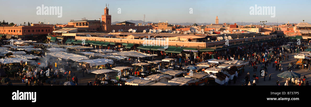 Panorama des Djemaa el Fna entfernt bei Sonnenuntergang, Marrakesch, Marokko Stockfoto