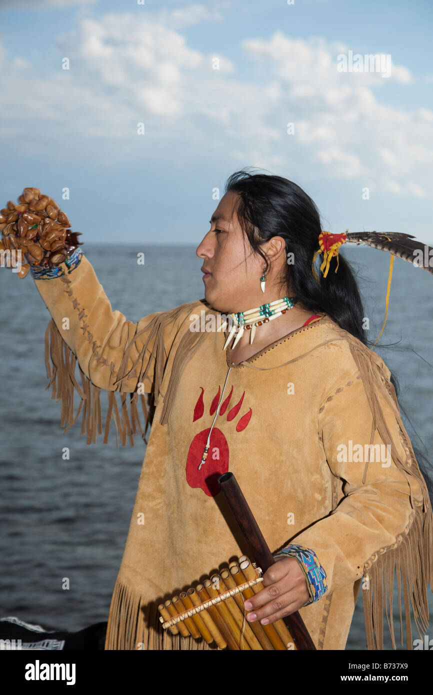 Aztec, oder Peruanischen Straßenmusiker in Tracht Südamerikanischen Panflöte Flöte Wind spielen Musikinstrumente; Seele Musiker, Paphos, Zypern Stockfoto