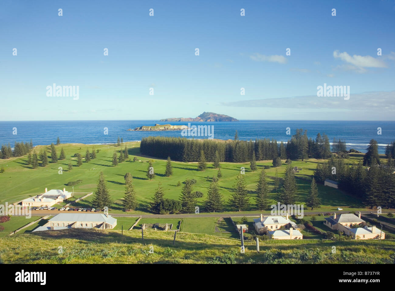 Blick auf Government House, Quality Row und den Golfplatz in Slaughter Bay, Norfolk Island, Australien Stockfoto