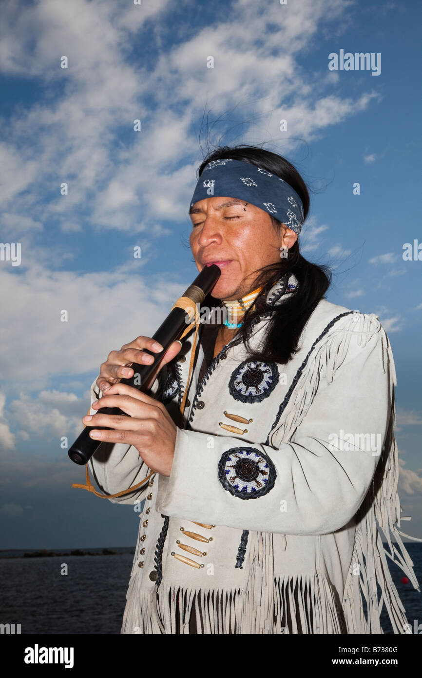 Azteken, peruanischen Straße Musiker in National Kostüm spielen südamerikanische Panflöte Flöte Wind Folk Musikinstrumente. Soul-Musiker, Paphos Zypern Stockfoto