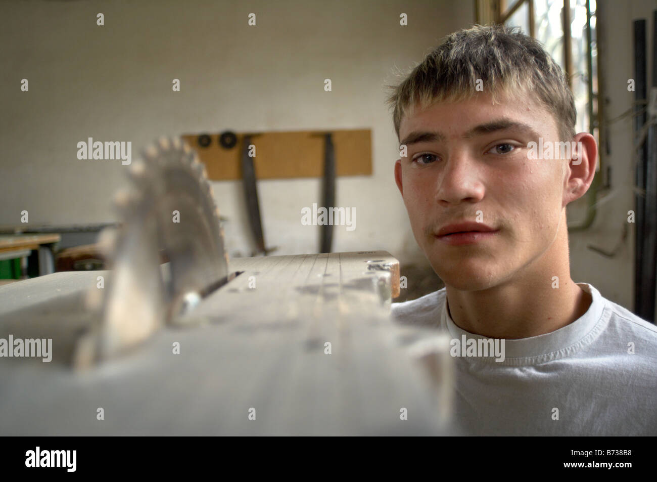 Studierende lernen Holzbearbeitung in einem Internat-Waisenhaus in der Ukraine Stockfoto