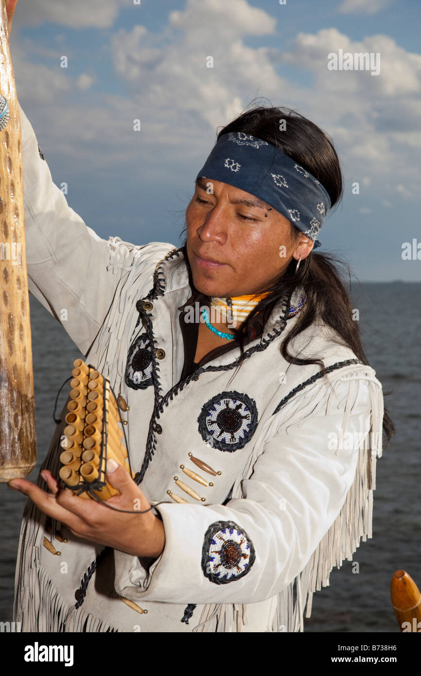 Aztec, oder Peruanischen Straßenmusiker in Tracht Südamerikanischen Panflöte Flöte Wind spielen Musikinstrumente; Seele Musiker, Paphos, Zypern Stockfoto