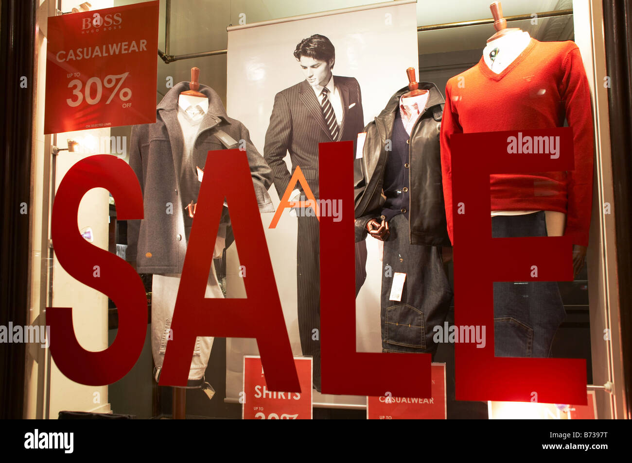 Shop Fenster Verkauf Zeichen Mode Kleidung Stil Konsum Hautpstraße Wirtschaft Rezession günstig kaufen Schnäppchen Abstand London england Stockfoto