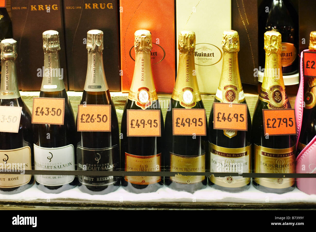 Champagner-Flaschen Getränke Flasche Linie Zeile Alkohol trinken viele verbrauchen binge Einstandspreis London England Großbritannien Großbritannien Verbrauch kaufen Stockfoto