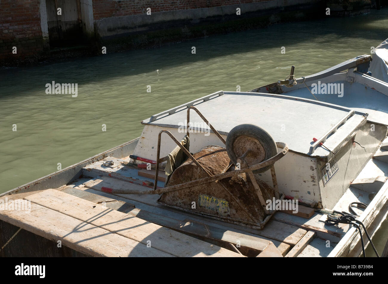 Ein Bauarbeiterboot in Venedig Stockfoto