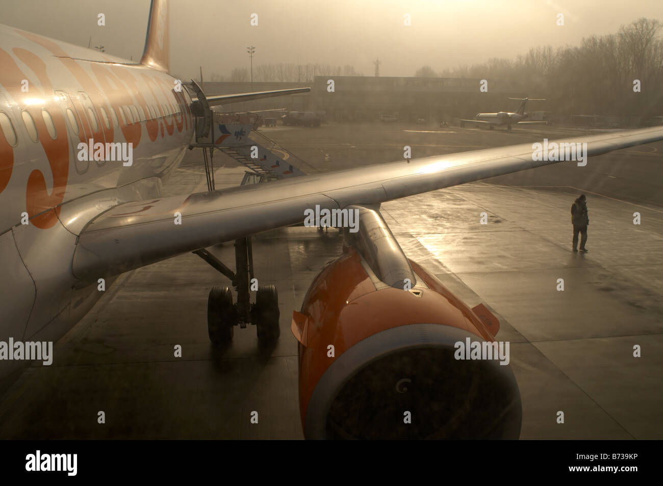 Easyjet Flugzeug auf dem Rollfeld von Krakau s Flughafen Balice Einschiffung Passagiere Stockfoto