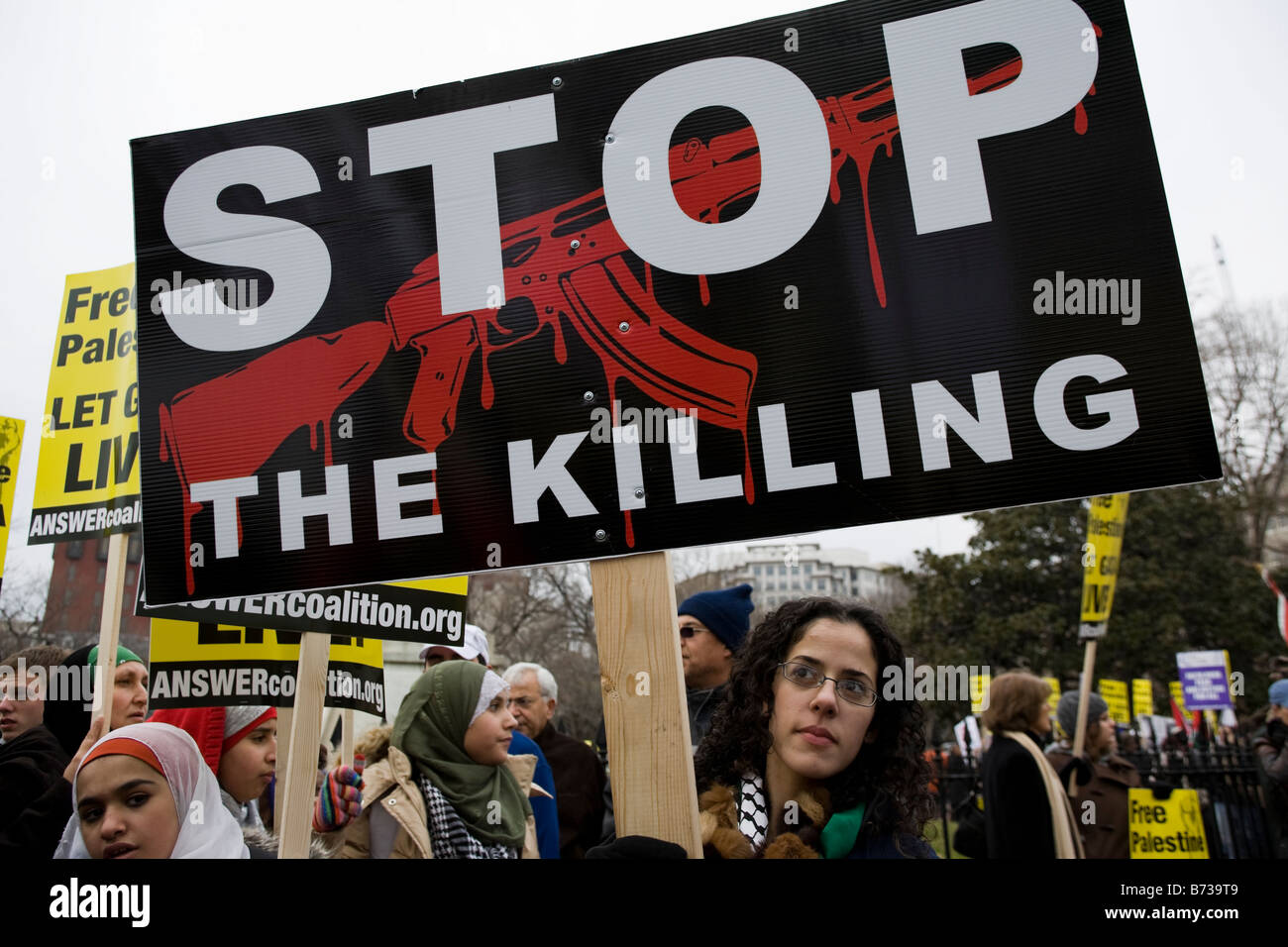 Pro-Palestine Unterstützer holding Stoppen die Tötung Zeichen - USA Stockfoto