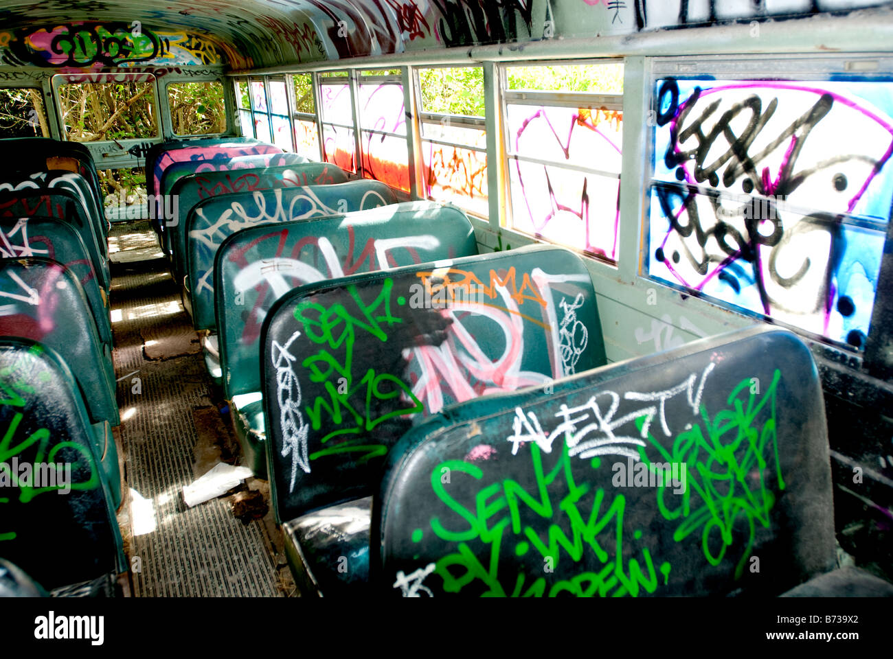 Graffiti in alten verlassenen Schulbus, Miami, Florida. Stockfoto