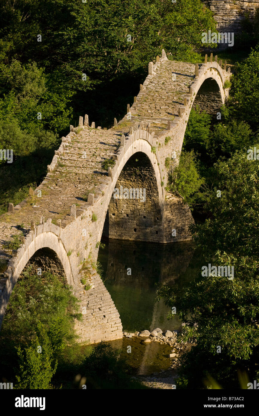 Multi-alte Pack Pferd Bogenbrücke Plakhidas Brücke in der Nähe von Kipi in Zagoria Nord Griechenland Stockfoto