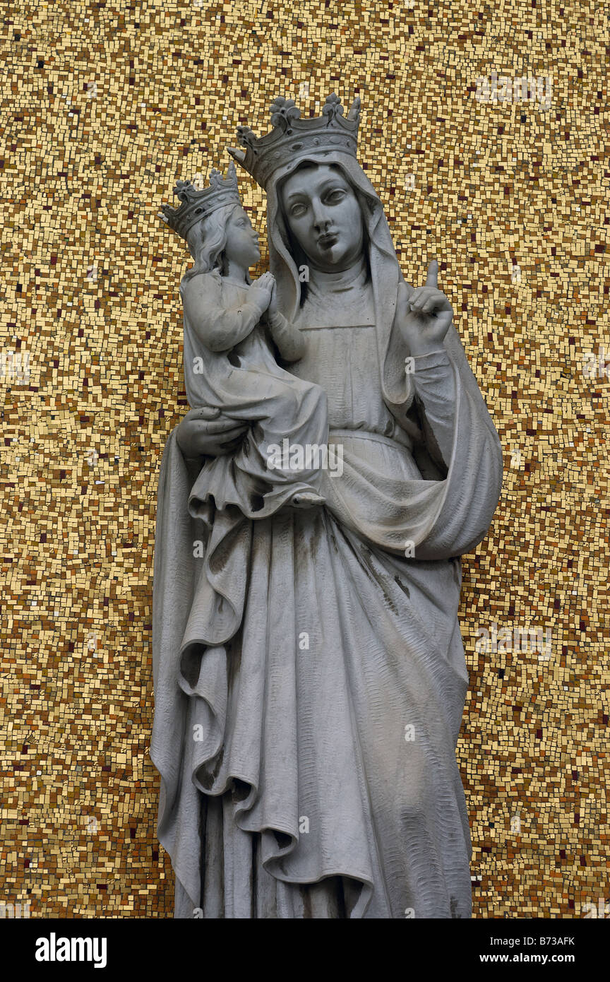 Eine Statue der Heiligen Anna Holding das Kind Maria Stockfoto