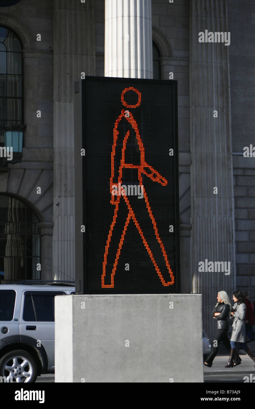 Großes Schild mitten in Dublin, Südirland, darauf hinweist, dass es sicher die Straße überqueren. Stockfoto