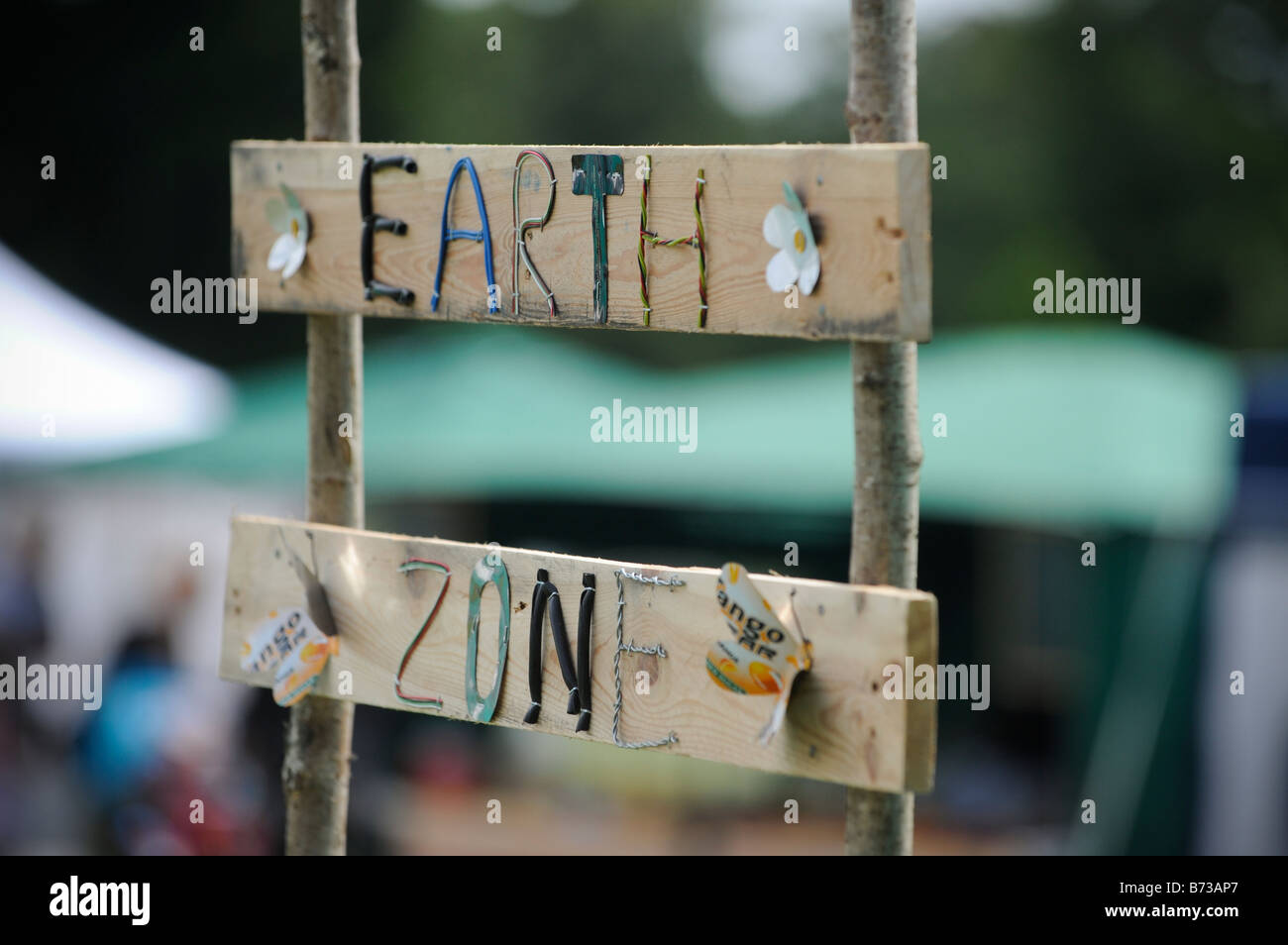 Eine handgefertigte hölzernes Schild begrüßte die Besucher der 'Zone' Schild an einer grünen Festival. Bild von Jim Holden. Stockfoto