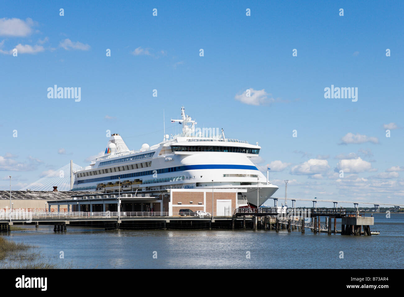 Kreuzfahrtschiff am Terminal im Hafen von Charleston, Charleston, South Carolina, USA Stockfoto