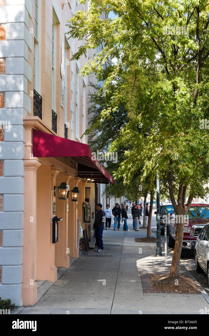 Geschäfte auf der Meeting Street im historischen Viertel, Charleston, South Carolina, USA Stockfoto