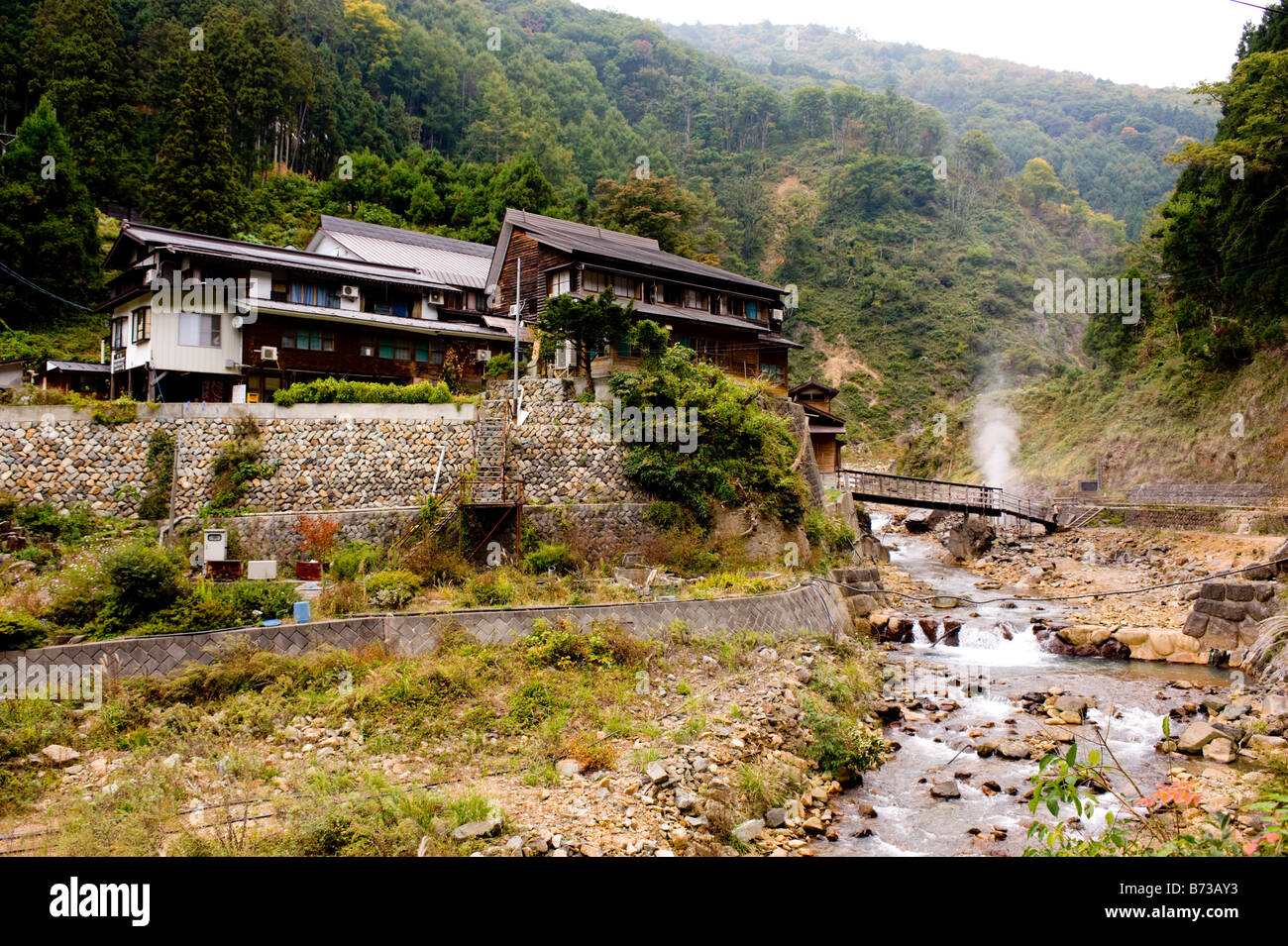 Korakukan, eine hölzerne Onsen Ryokan unter Affenpark Jigokudani in Nagano, Japan Stockfoto