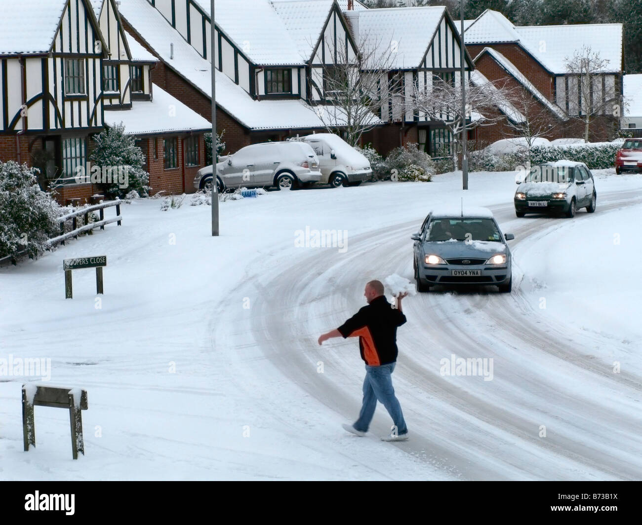 Mann mit Schneeball entlang der Straße in Norwich, weißen Winter, UK Stockfoto