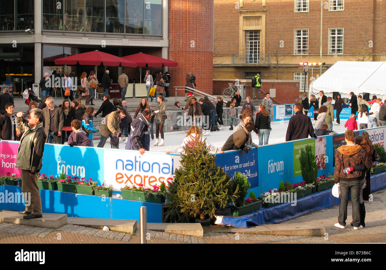 Menschen skating vor der Bibliothek über die Weihnachtszeit, Norwich, Großbritannien Stockfoto
