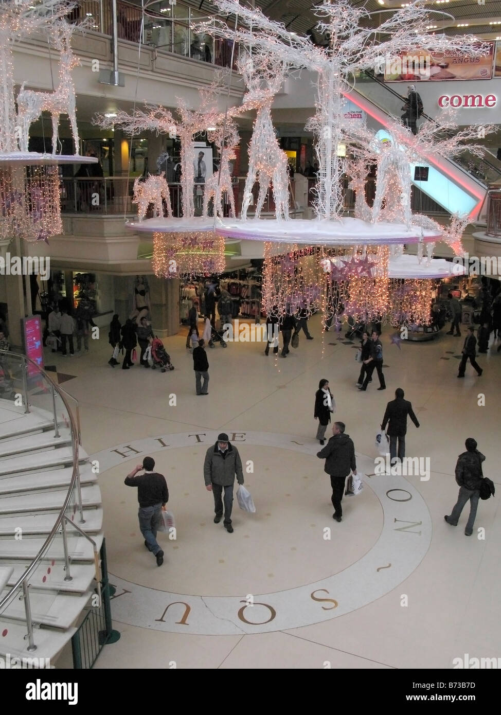 Menschen, die nahe Burg Mall Getue, Weihnachtszeit, Norwich UK Stockfoto