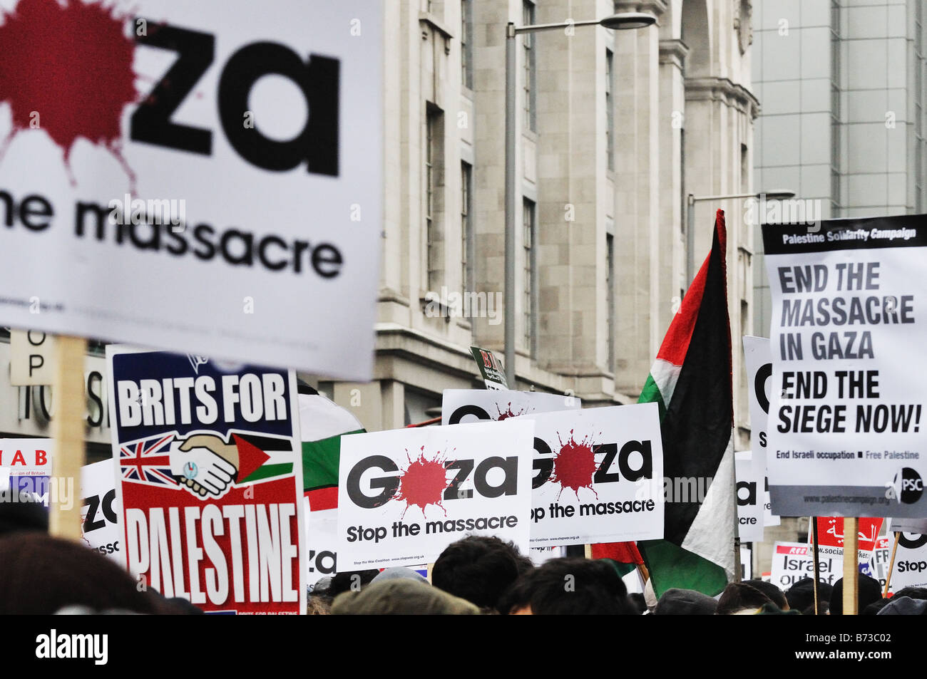 Anti-Israel Gaza Massaker protestieren vor Israels Botschaft, London, UK Stockfoto