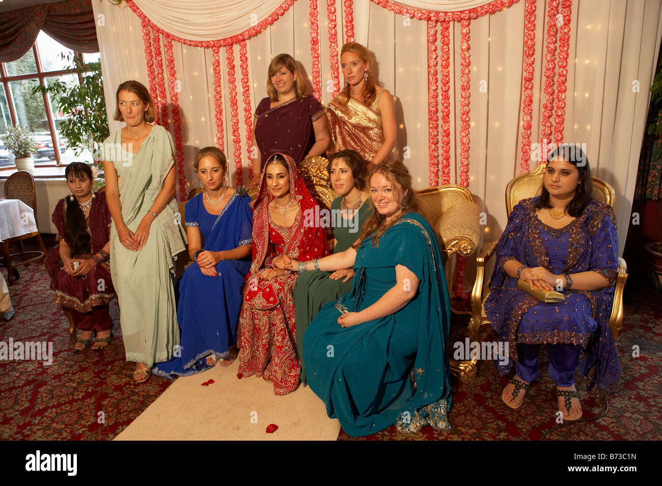 BRITISCHE ASIATISCHE PAKISTANISCHEN MUSLIMISCHE HOCHZEIT IN DER FAMILIE Stockfoto