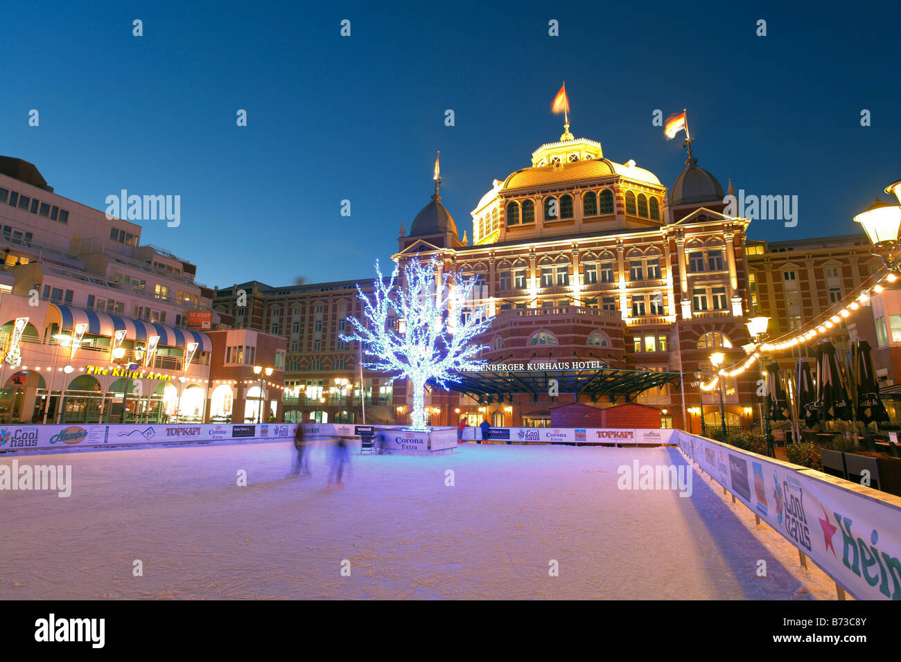 Scheveningen, Kurhaus Hotel mit Eisbahn in der Nacht, den Haag, Niederlande Stockfoto