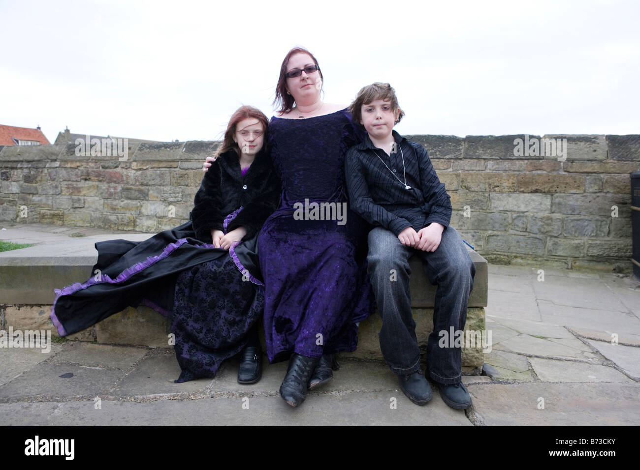 Whitby Goten Festival. Eine Goth-Familie alle verkleidet als Goten. Goten aus ganz Europa versammeln sich für die Goten festival Stockfoto