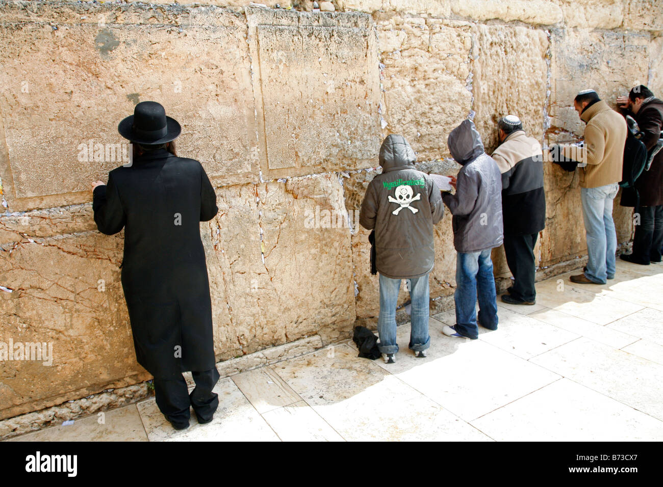 Religiöse Juden an der Klagemauer in der Altstadt von Jerusalem zu beten. Stockfoto