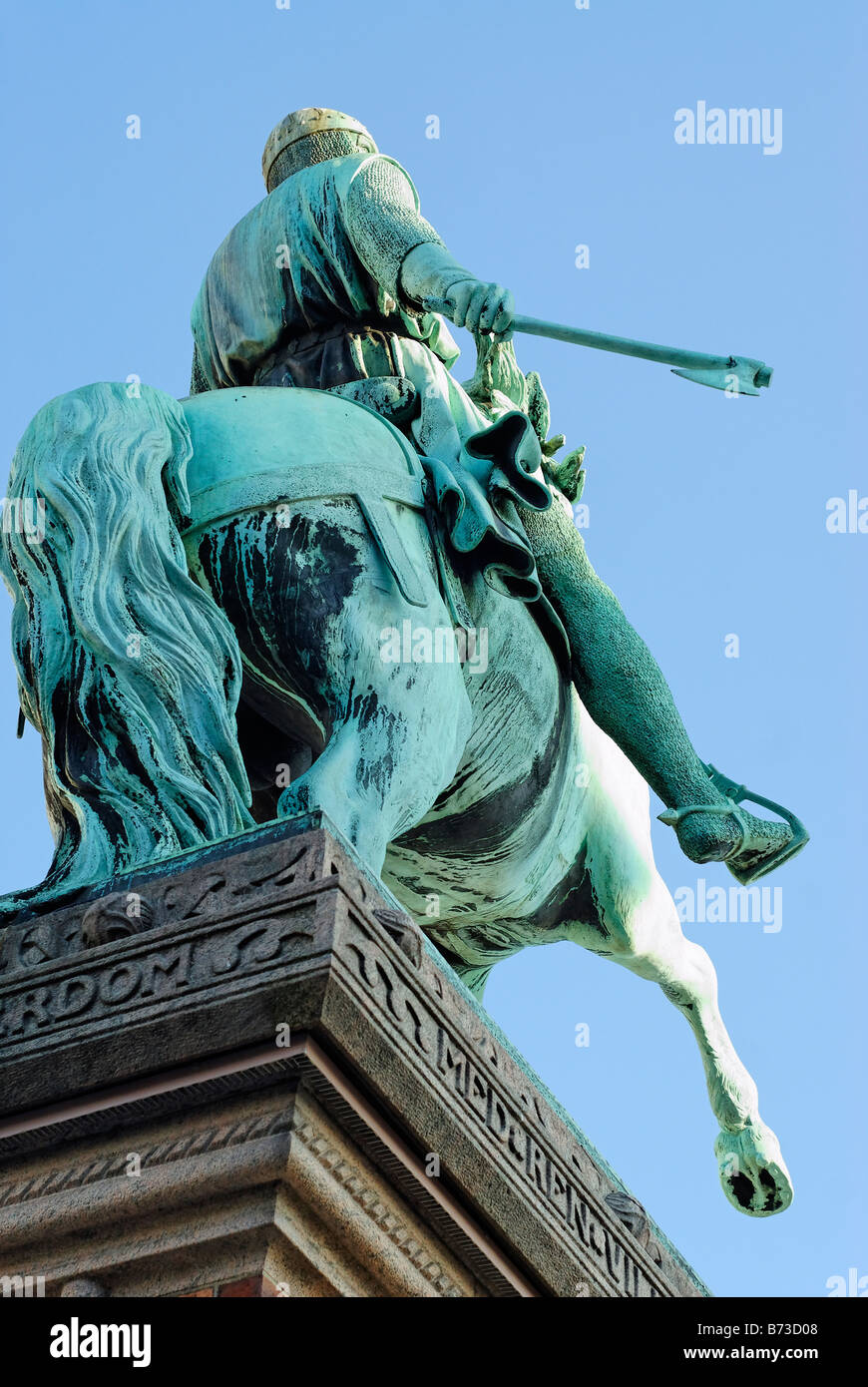 Seitenansicht von der imposanten Statue von Erzbischof Absalon stehen am Südende des Højbro Plads Kopenhagen Stockfoto