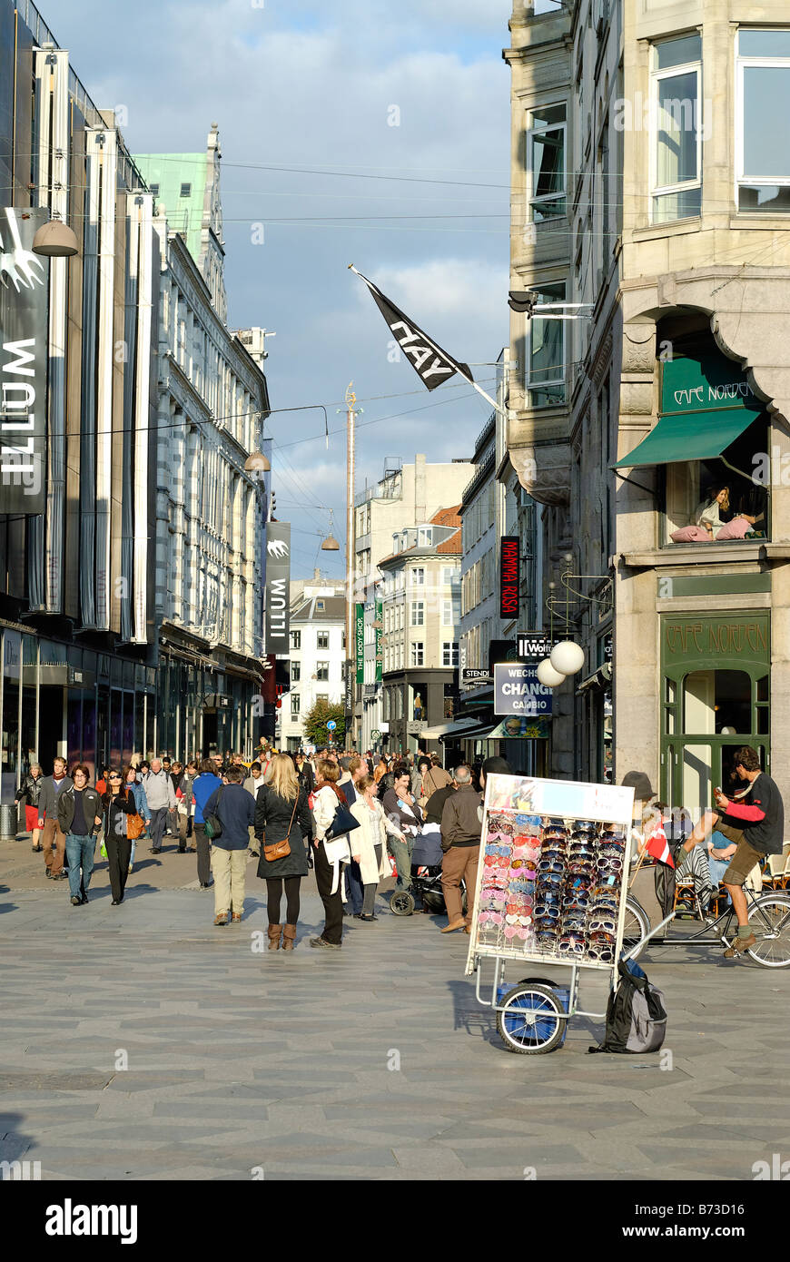 Sehen Sie auf der Stroget Straße Kopenhagen Dänemark Stockfoto