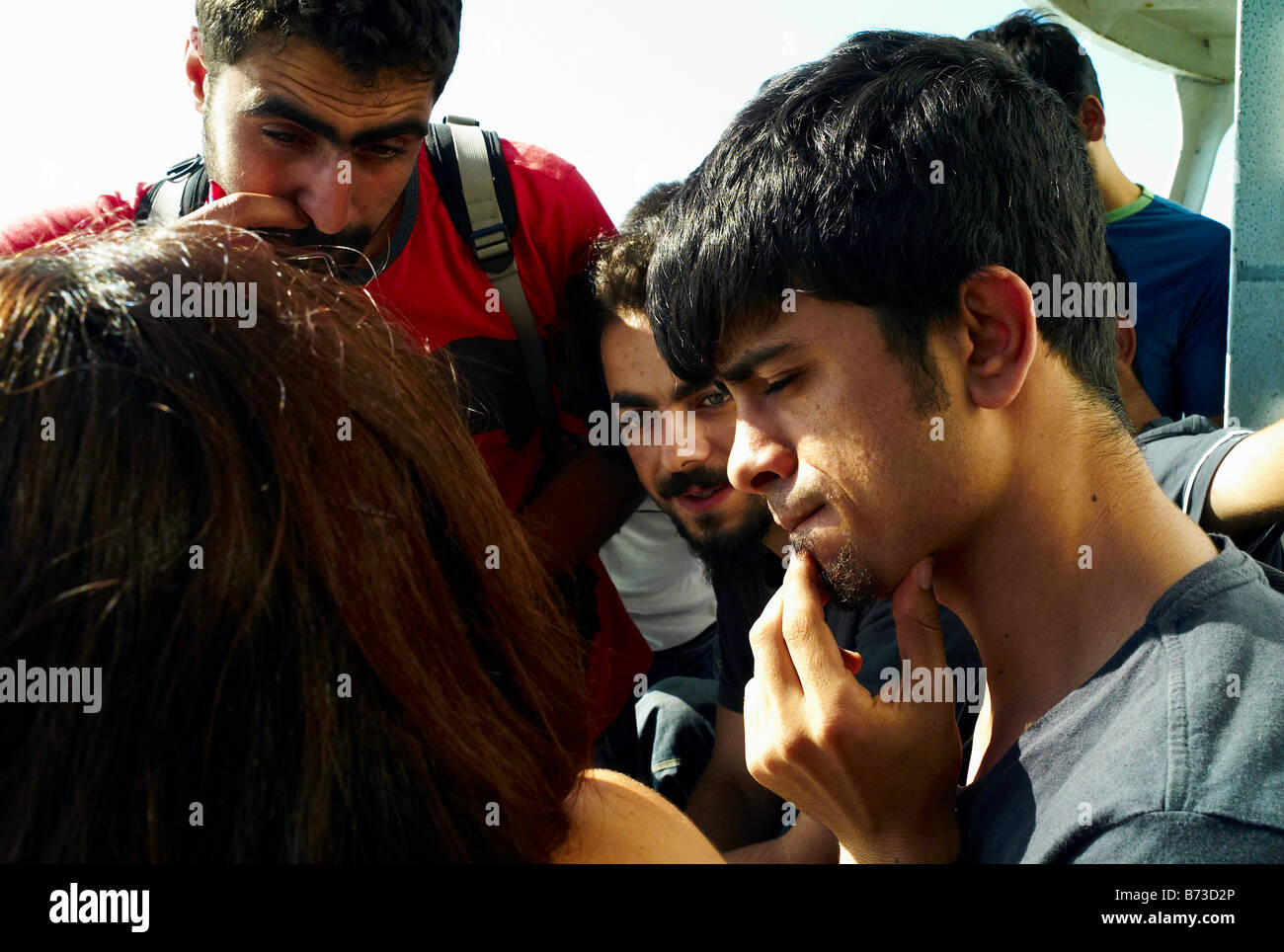 Jugendliche auf einer Fähre über den Bosporus in Istanbul Türkei sprechen für Touristen Stockfoto