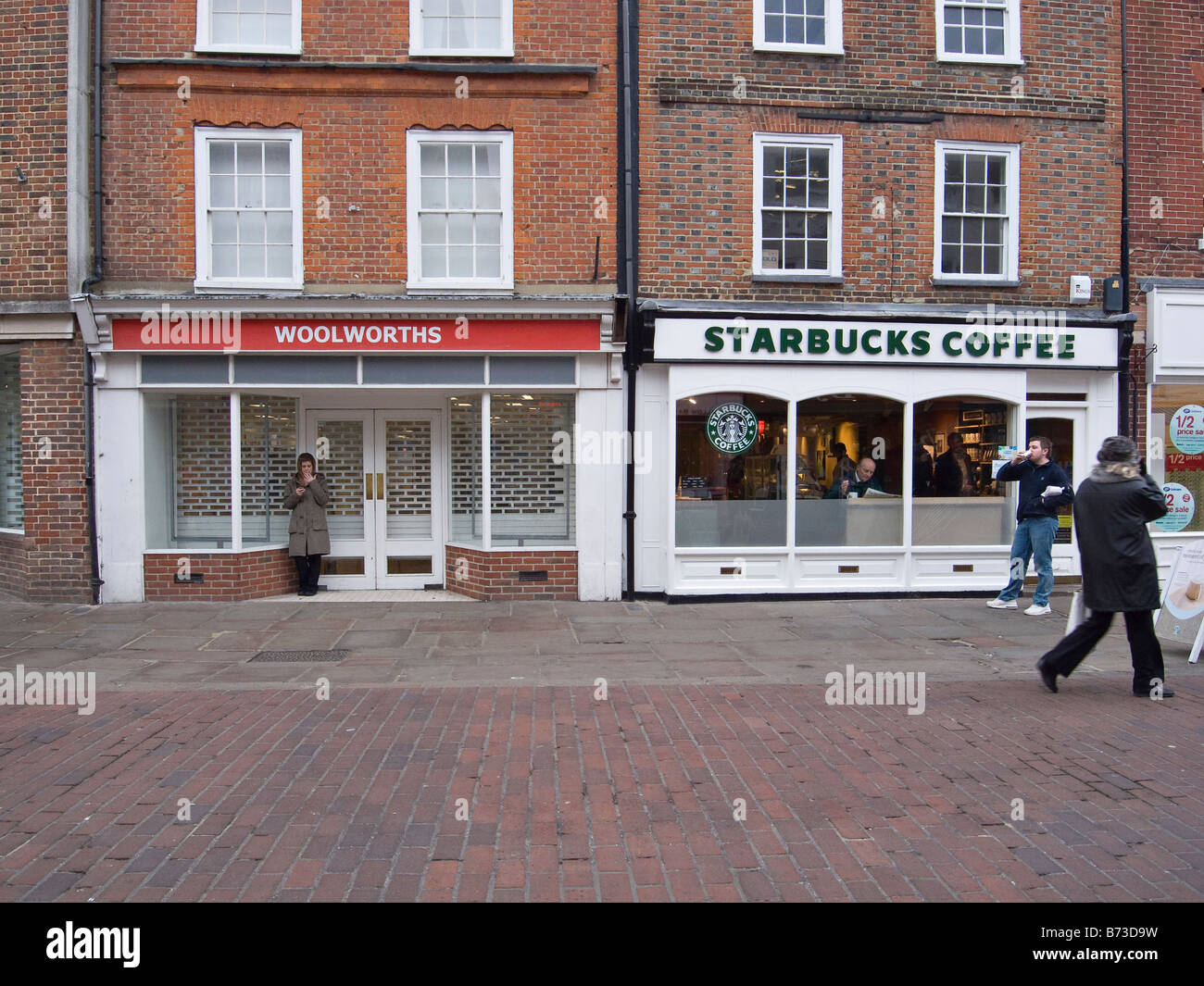 Geschlossene Woolworths speichern neben Starbucks. Chichester, West Sussex, UK Stockfoto