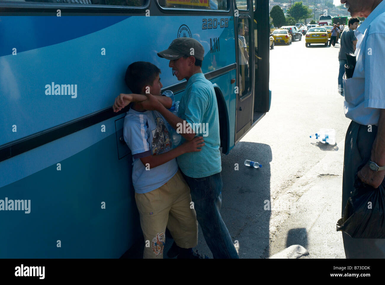 2. Juli 2008 kämpfen zwei junge Wasser Verkäufer am Busbahnhof in Istanbul Türkei Stockfoto