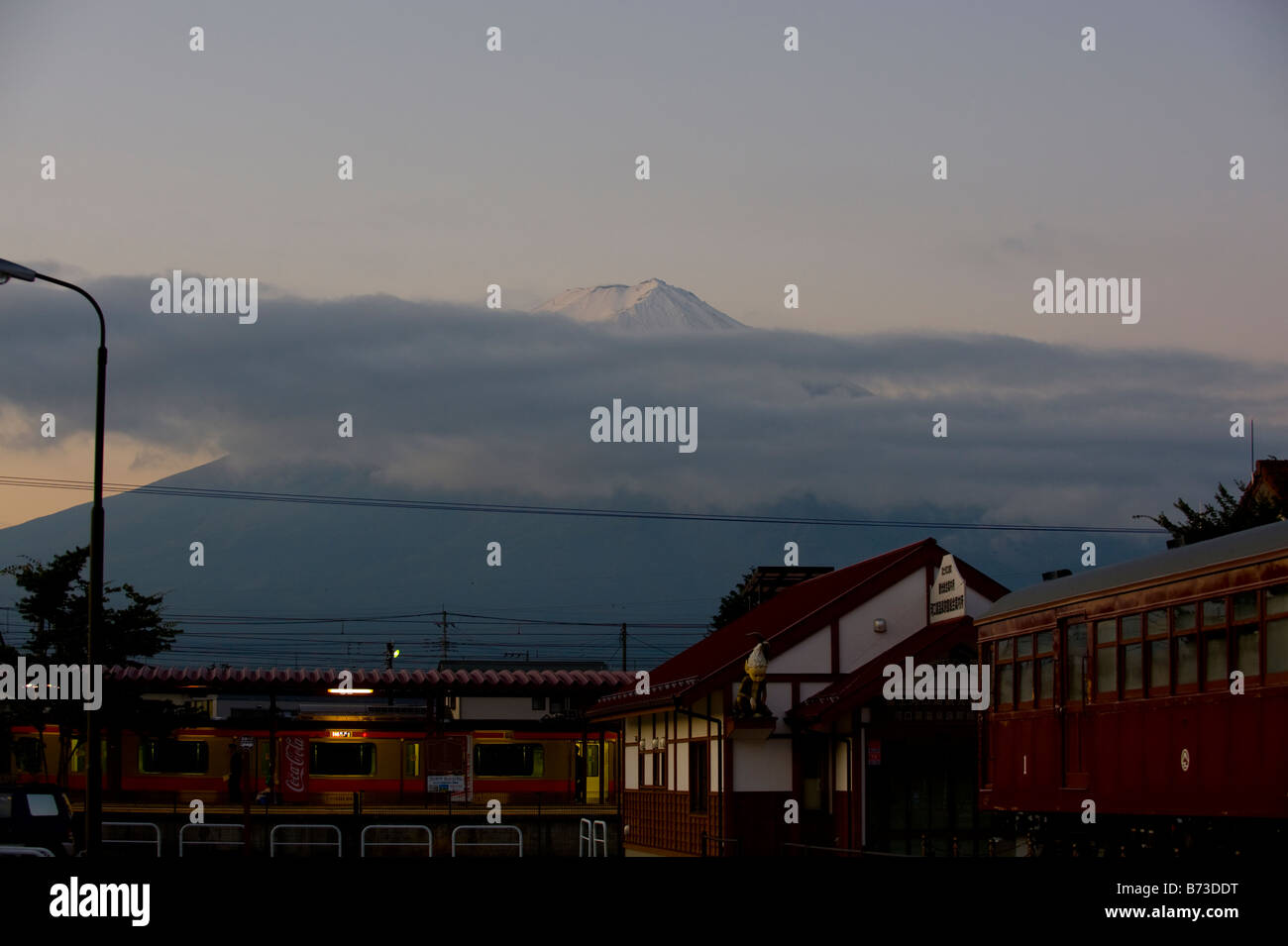 Mount Fuji gesehen von Kawaguchiko Bahnhof in Japan Stockfotografie Alamy