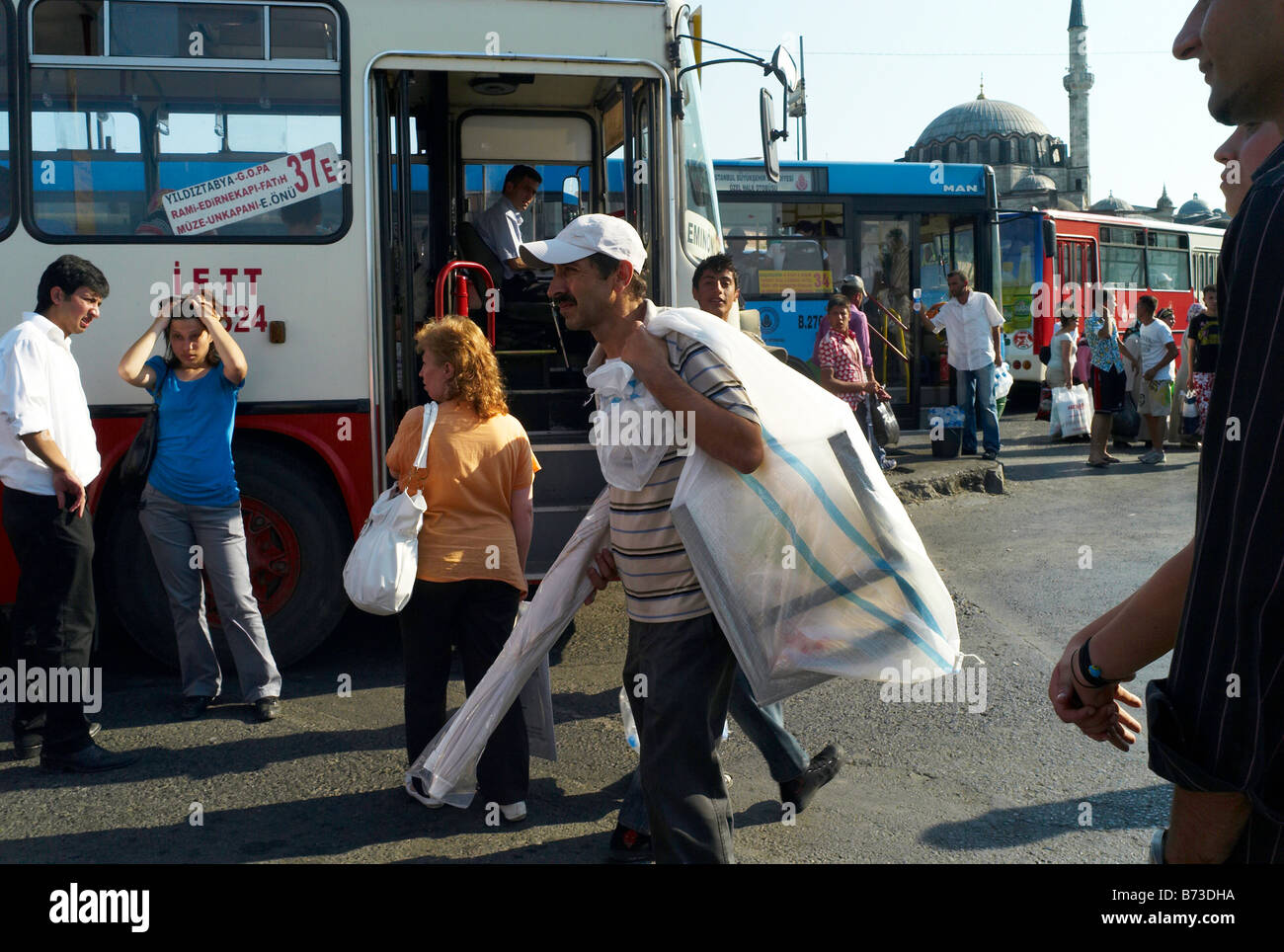 2. Juli 2008 Menschen zu den zentralen Busbahnhof in Istanbul Türkei Stockfoto